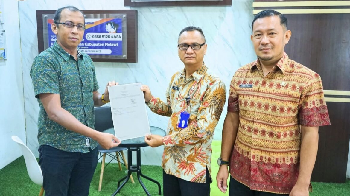 Kantor Pertanahan Kabupaten Melawi Menyerahkan Sertifikat Hak atas Tanah yang beralih media dari analog menjadi elektronik aset milik BPKAD Pemerintah Kabupaten Melawi.