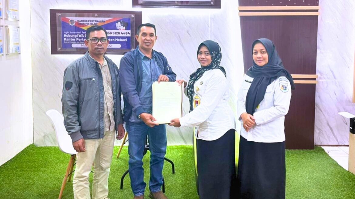 Penyerahan Sertipikat Elektronik Program Pendaftaran Tanah Sistematis Lengkap