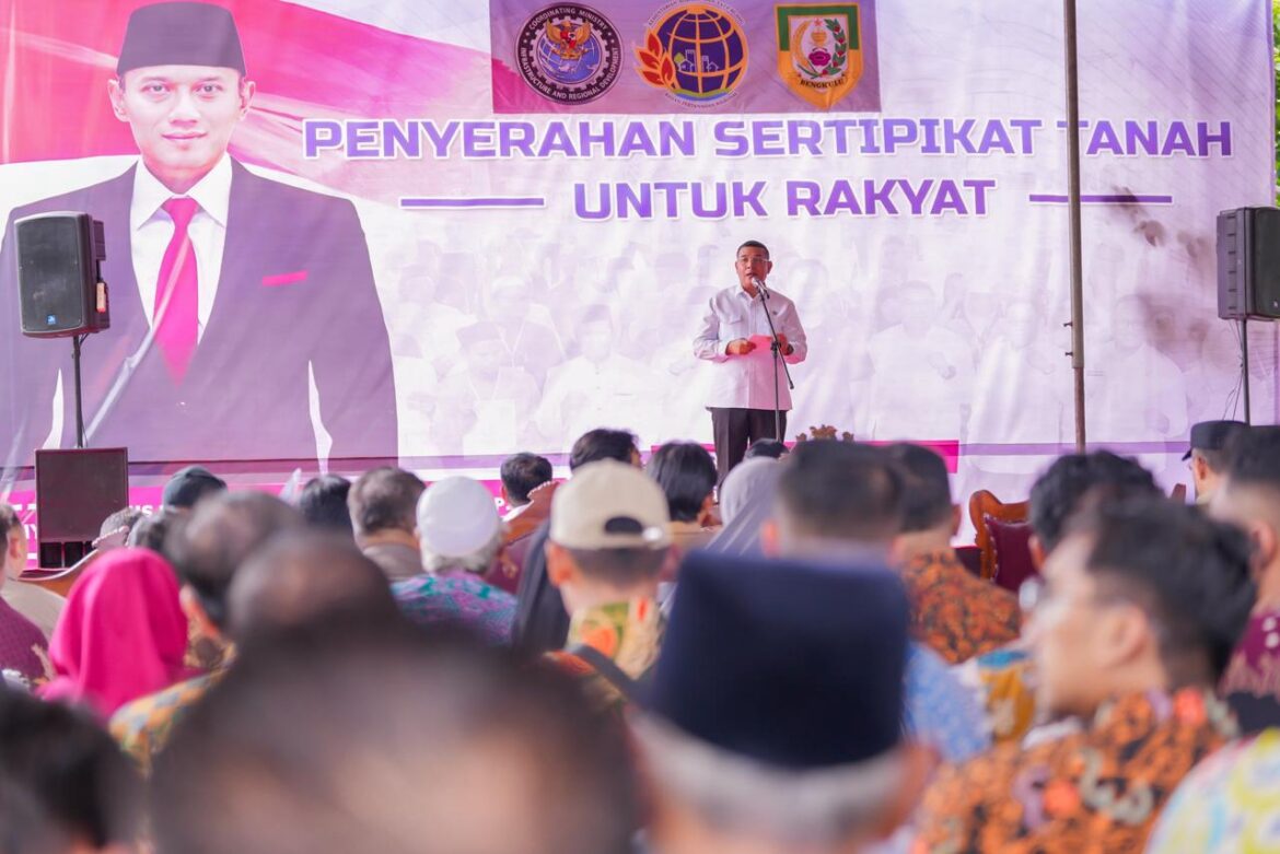 Bersama Menko AHY Serahkan Sertipikat Tanah untuk Rakyat di Bengkulu, Wamen Ossy Apresiasi Peran Pemerintah Daerah