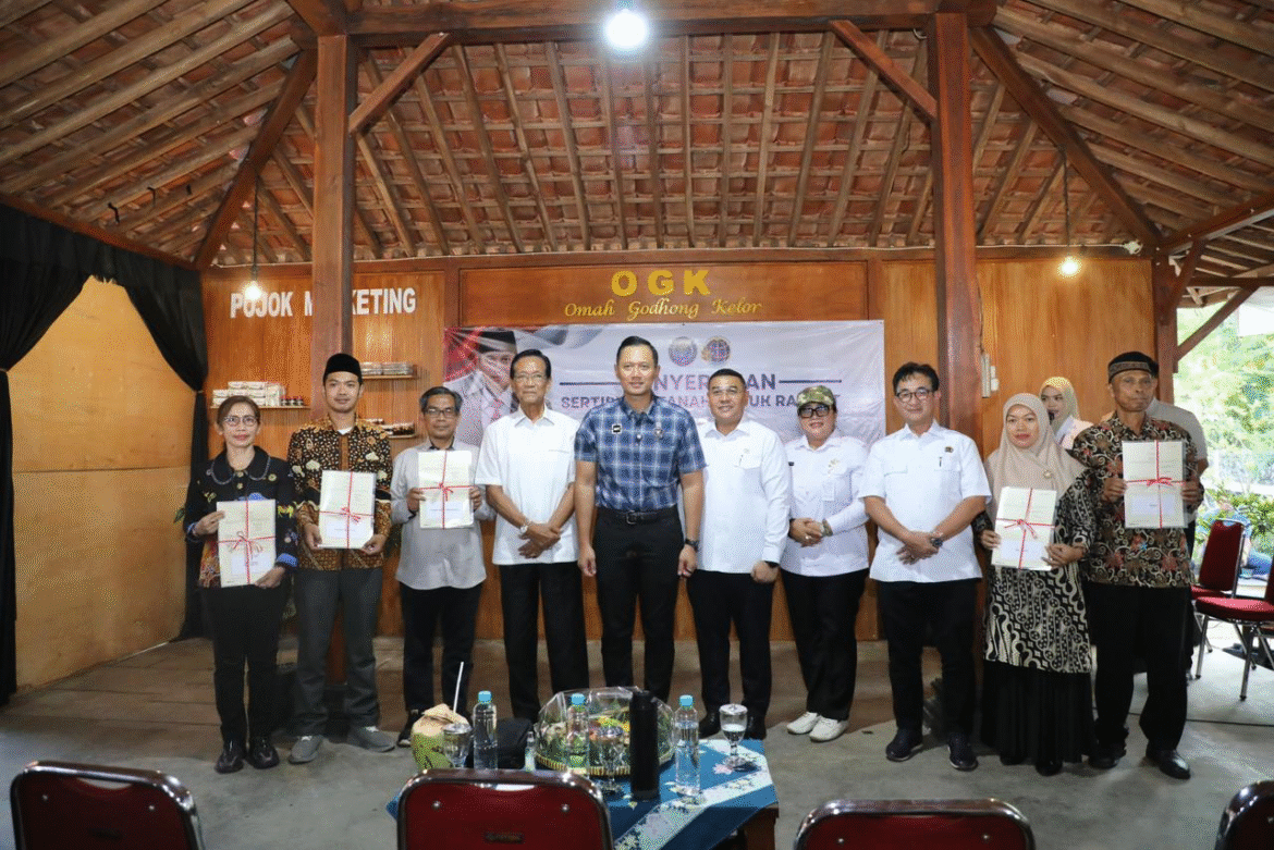 Dampingi Menko AHY Serahkan Sertipikat di Gunungkidul, Wamen Ossy: Ini Wujud Nyata Kolaborasi